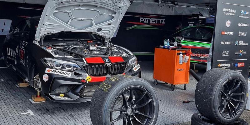 BMW M2 CS Racing Cup (800 × 400 px)